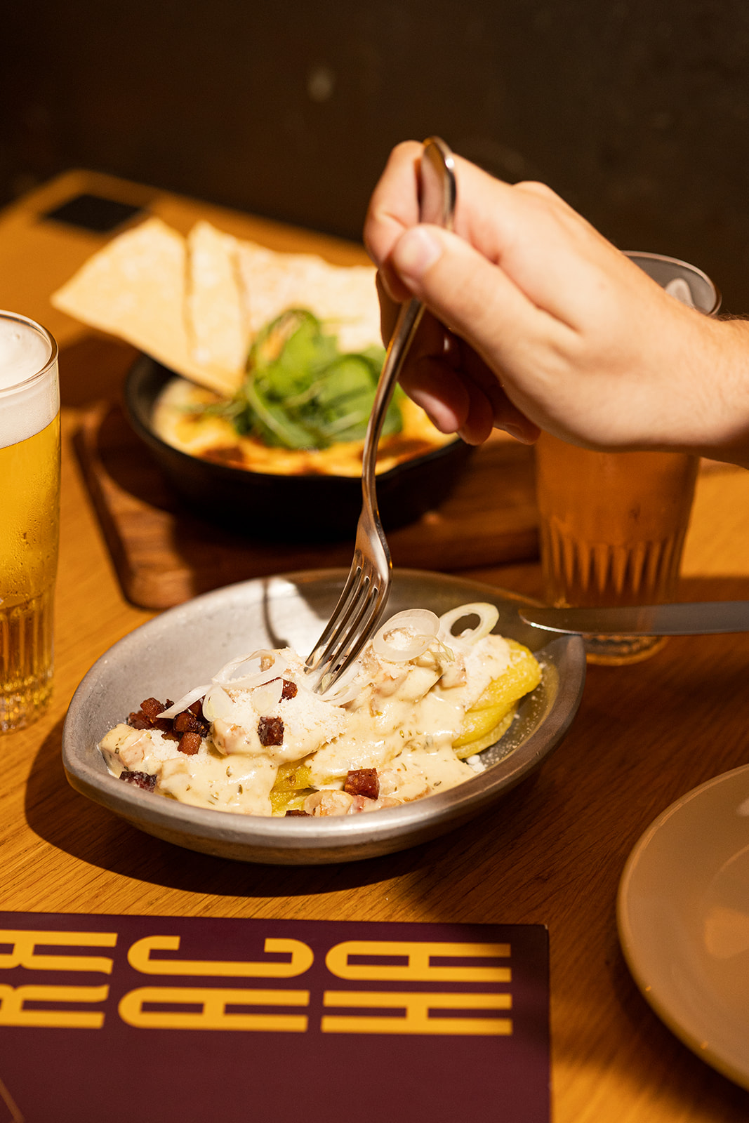 Mesa y platos de Mamarracha